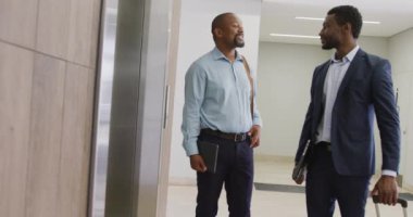 Ofiste asansöre binen çeşitli iş adamları, yavaş çekim. Modern ofis, iş ve finans sektöründe çalışmak.