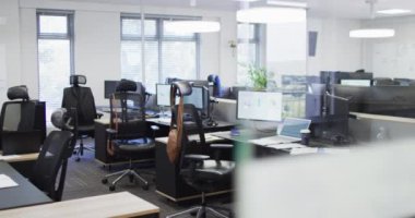 Çoklu bilgisayarlı boş modern ofis genel görünümü, yavaş çekim. Küresel iş, finans ve modern ofiste çalışma.