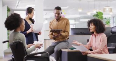 Muhtelif iş adamları ofiste işleri tartışıyor, ağır çekimde. Modern ofis, iş ve finans sektöründe çalışmak.