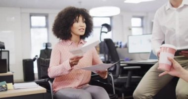 Muhtelif iş adamları ofiste işleri tartışıyor, ağır çekimde. Modern ofis, iş ve finans sektöründe çalışmak.