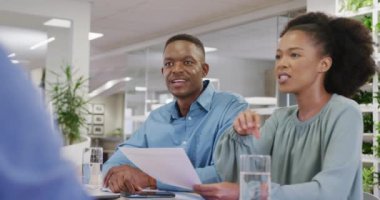 Ofiste iş tartışan çeşitli iş adamları, yavaş çekim. Modern ofis, iş ve finans sektöründe çalışmak.