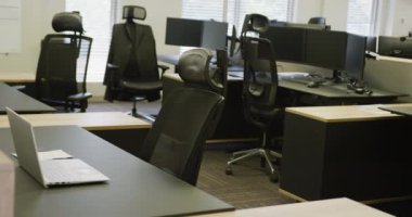 Masaları ve bilgisayarları olan modern ofis genel görünümü, yavaş çekim. Modern ofis, iş, tasarım ve iç konseptte çalışmak.