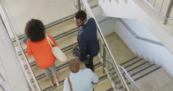 Gente Negocios Feliz Diversa Subiendo Escaleras Oficina Cámara Lenta Trabajo — Vídeo de stock