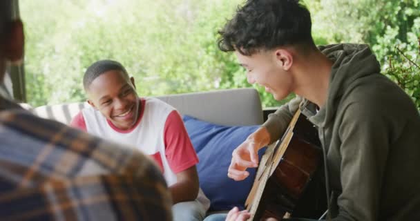 快乐多样的男性青少年朋友在家里弹吉他 动作缓慢 与家人共度美好时光 — 图库视频影像