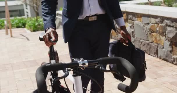 Αφροαμερικάνος Επιχειρηματίας Περπατά Και Κρατάει Ποδήλατο Αργή Κίνηση Εργασία Σύγχρονα — Αρχείο Βίντεο