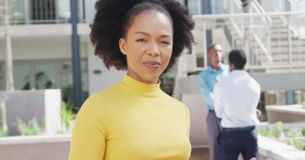Портрет Африканской Американской Предпринимательницы Смотрящей Камеру Улыбающейся Офисе Замедленной Съемки — стоковое видео