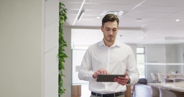 사업가 사무실에서 태블릿으로 천천히 있어요 사무실 개념에서 일하는 — 비디오