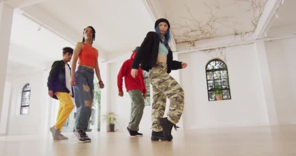 Різноманітні Танцюристи Чоловічої Жіночої Статі Танцюють Танцювальній Студії Повільний Рух — стокове відео