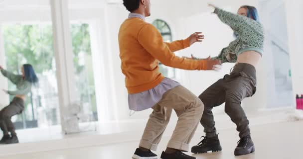 快乐多样的男女舞者在舞蹈工作室的镜子前跳舞 动作缓慢 Hobby Art Dance Studio Concept — 图库视频影像