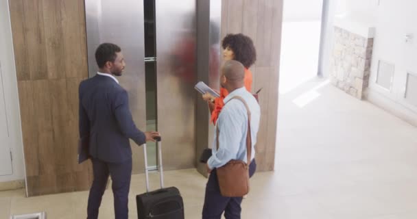 オフィスでエレベーターに乗る幸せな多様なビジネスの人々 スローモーション 現代のオフィス ビジネス 財務の概念で働く — ストック動画