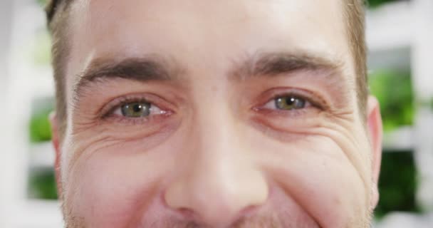 Портрет Щасливого Кавказького Бізнесмена Який Дивиться Камеру Посміхається Офіс Повільний — стокове відео