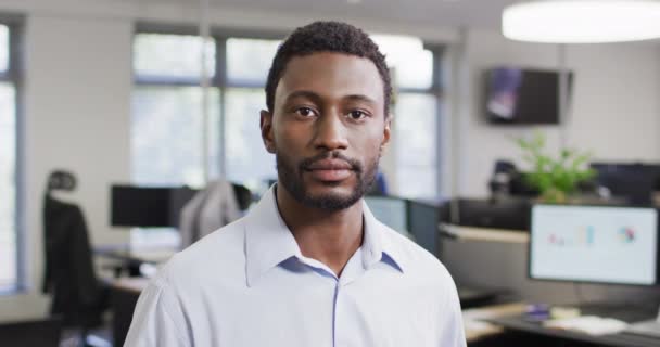 Porträtt Lycklig Afrikansk Amerikansk Affärsman Tjänst Slow Motion Global Verksamhet — Stockvideo