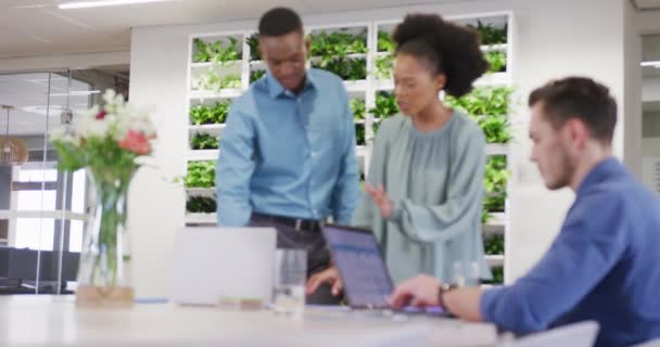 Счастливые Деловые Люди Обсуждающие Работу Использующие Ноутбук Офисе Замедляют Движение — стоковое видео