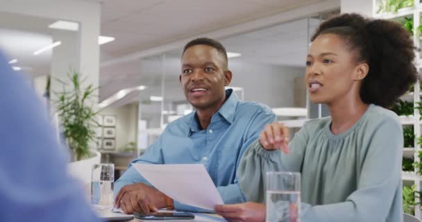 Gente Negocios Diversa Feliz Discutiendo Trabajo Oficina Cámara Lenta Trabajo — Vídeos de Stock