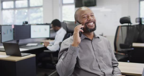 Glada Afrikanska Affärsmän Talar Smartphone Och Använder Dator Kontoret Slow — Stockvideo
