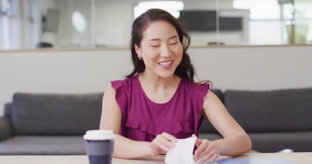 Asiatisk Forretningskvinne Som Har Videosamtale Kontoret Sakte Film Arbeid Moderne – stockvideo