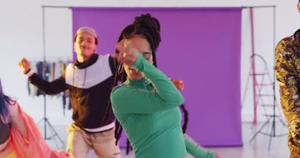 ダンススタジオでの幸せな多様な男性と女性のダンサーの肖像画 スローモーション ダンススタジオのコンセプト — ストック動画