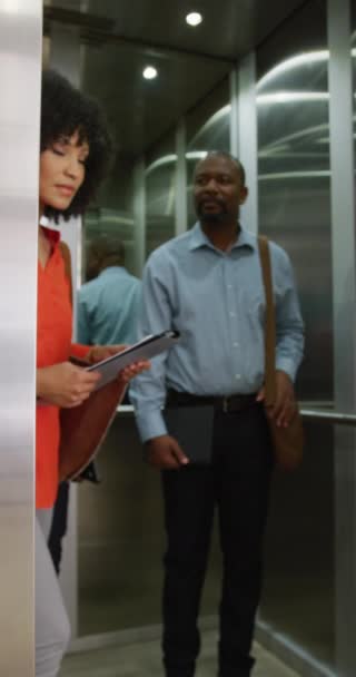 Вертикальне Відео Різних Бізнесменів Які Займають Ліфт Офісі Робота Сучасному — стокове відео