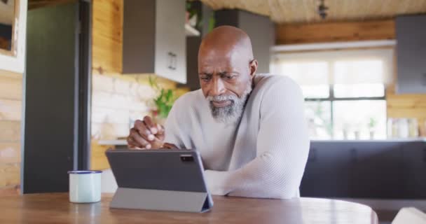 Senior African American Man Log Cabin Using Tablet Drinking Coffee — Stockvideo