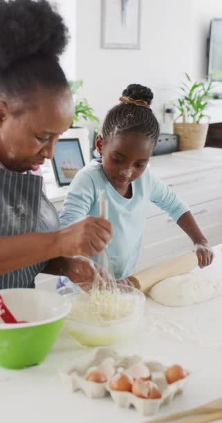 Pionowe Wideo Szczęśliwej Afryki Amerykańskiej Babci Wnuczki Pieczenia Kuchni Przestrzeń — Wideo stockowe
