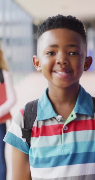 Vertikální Video Portrétu Šťastného Afrického Školáka Škole Vzdělávání Inkluzivita Koncepce — Stock video