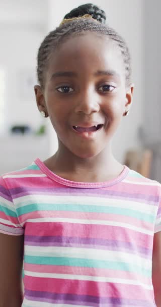 Retrato Vídeo Vertical Menina Americana Africana Feliz Com Cabelo Trançado — Vídeo de Stock