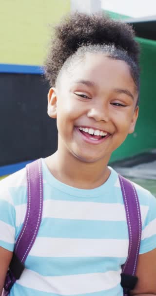 Mutlu Afro Amerikan Liseli Kızın Okuldaki Portresinin Dikey Videosu Eğitim — Stok video