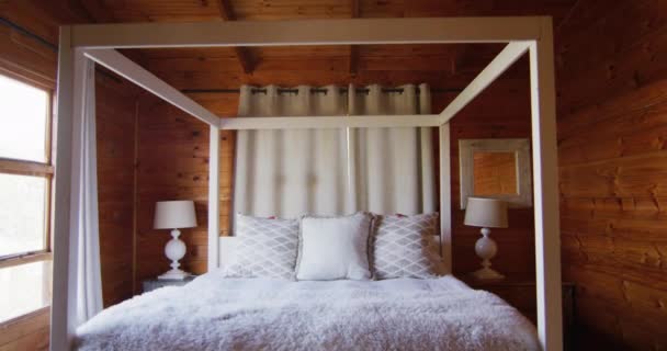 General View Bedroom Master Bed Log Cabin Slow Motion Interior — Stock videók