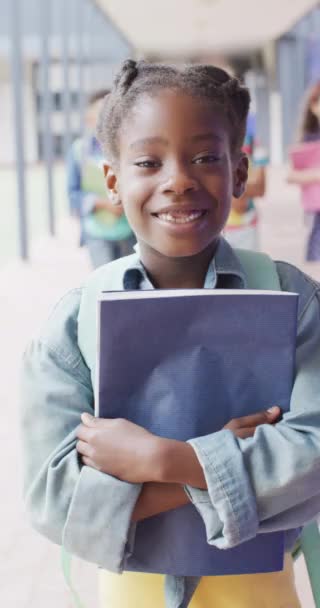 Вертикальное Видео Портрета Счастливой Африканской Школьницы Школе Образование Инклюзивность Концепция — стоковое видео