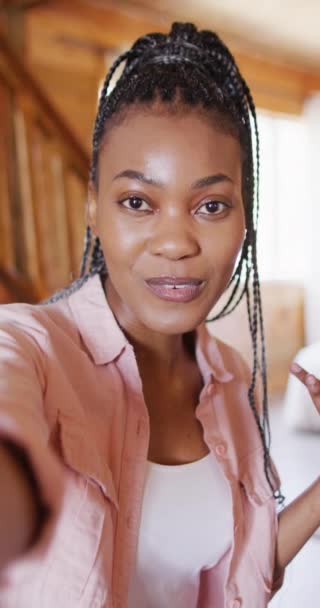 Vertical Video African American Woman Having Video Call Log Cabin — Vídeo de stock