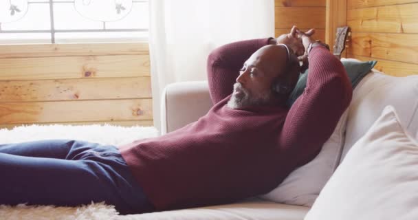 Happy Senior African American Man Log Cabin Laying Sofa Using — Αρχείο Βίντεο