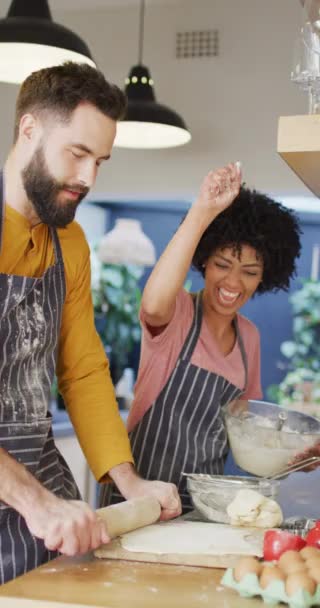 Вертикальне Відео Щасливої Різноманітної Пари Яка Весело Випікає Кухні Копіювальним — стокове відео