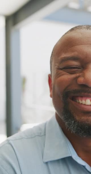 Вертикальное Видео Портрета Счастливого Африканского Бизнесмена Улыбающегося Офисе Работа Современном — стоковое видео