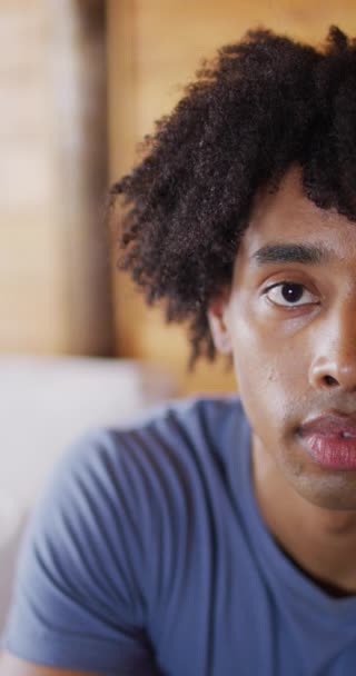 Vertikal Video Porträtt Afrikansk Amerikansk Man Tittar Kameran Och Ler — Stockvideo