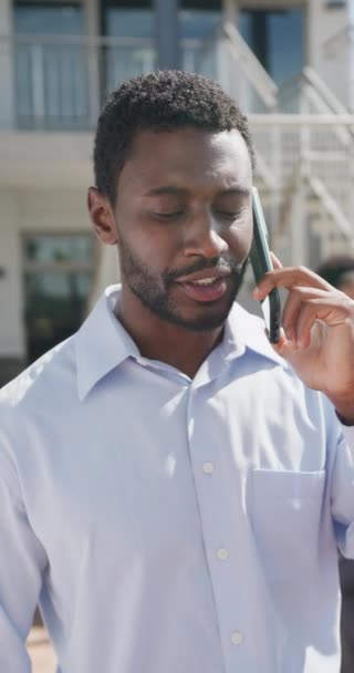 Vídeo Vertical Empresário Afro Americano Feliz Falando Smartphone Escritório Trabalhando — Vídeo de Stock