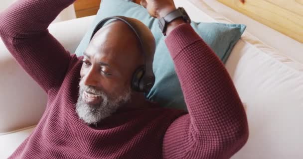 Happy Senior African American Man Log Cabin Laying Sofa Using — Αρχείο Βίντεο