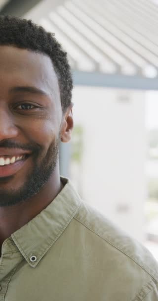 Vertikal Video Lykkelig Amerikansk Forretningsmann Som Smiler Til Embetet Arbeid – stockvideo