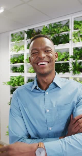 Вертикальное Видео Портрета Счастливого Африканского Бизнесмена Улыбающегося Офисе Работа Современном — стоковое видео