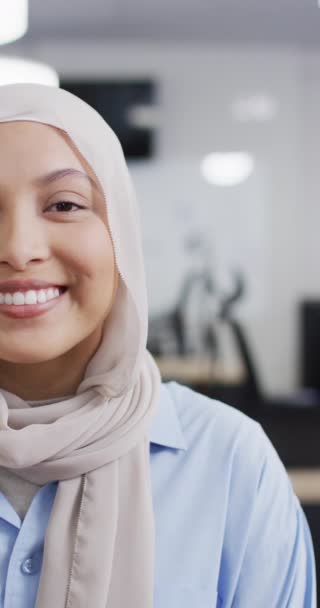 Vídeo Vertical Retrato Mulher Negócios Birracial Feliz Sorrindo Escritório Trabalhando — Vídeo de Stock