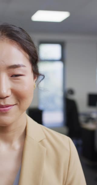 Vertikal Video Porträtt Asiatisk Affärskvinna Tittar Kameran Och Ler Mot — Stockvideo