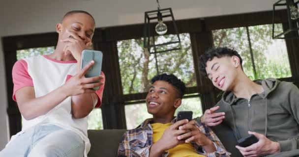 Video Happy Diverse Male Teenage Friends Using Smartphones Slow Motion — Wideo stockowe