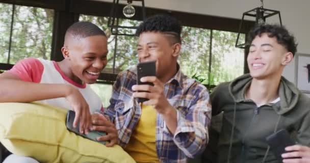 Video Happy Diverse Male Teenage Friends Using Smartphones Slow Motion — Vídeos de Stock