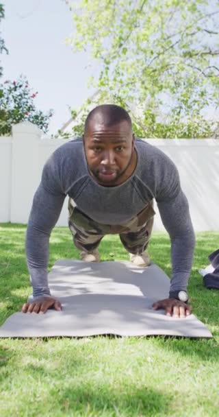 Vertical Video African American Male Soldier Exercising Doing Push Ups — ストック動画