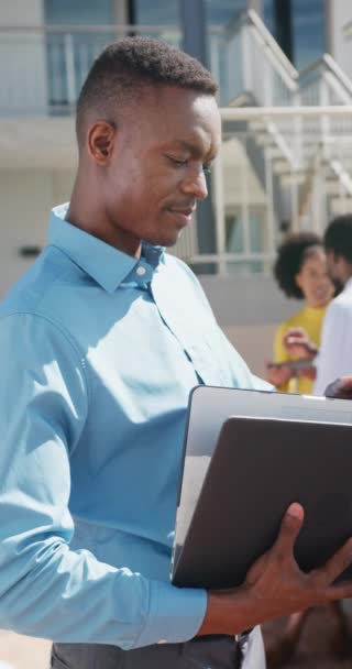 Vídeo Vertical Feliz Empresário Afro Americano Usando Laptop Escritório Trabalhando — Vídeo de Stock