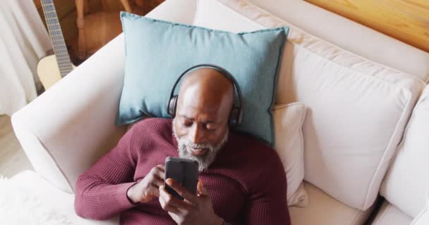 Happy Senior African American Man Log Cabin Laying Sofa Using — Vídeos de Stock
