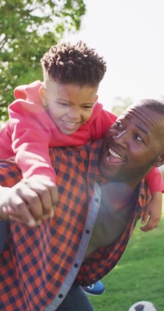 Vertical Video African American Man His Son Playing Garden Spending — Αρχείο Βίντεο