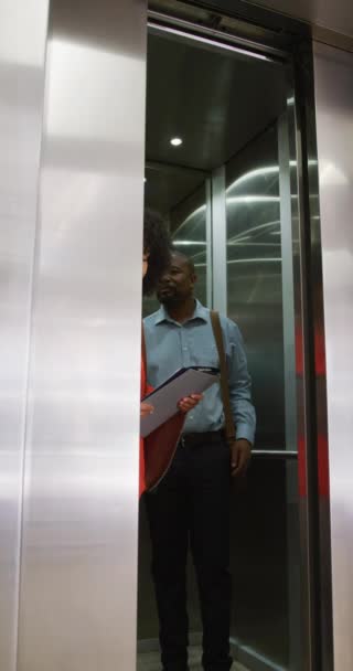 不同的商人在办公室乘电梯的垂直录像 在现代办公室 商业和金融概念下工作 — 图库视频影像