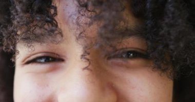Mutlu Afro-Amerikan genç kız gülümsemesinin portresi. Ağır çekimde. Boş zaman, ev konseptinde kaliteli zaman geçirme.