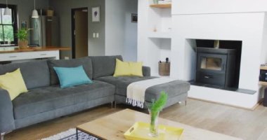 Oturma odası, kanepe ve şöminesi olan boş bir ev, ağır çekim. İç tasarım, ev ve mobilya konsepti.