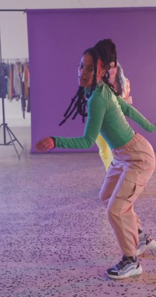 Вертикальное Видео Портрета Счастливых Разнообразных Танцовщиц Танцующих Танцевальной Студии Активность — стоковое видео